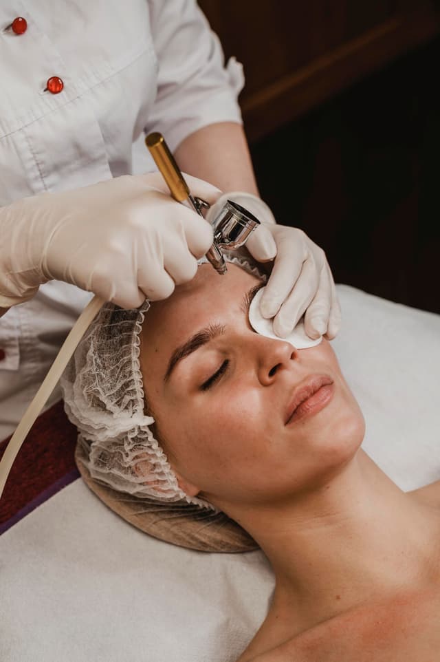 Clinical Hydrafacial vs. Classic Facial: Can’t Decide? This Might Help