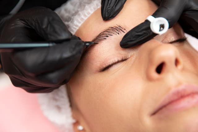 Eyebrow Transplant vs. Microblading –  Choosing the Best Solution for Your Brows.